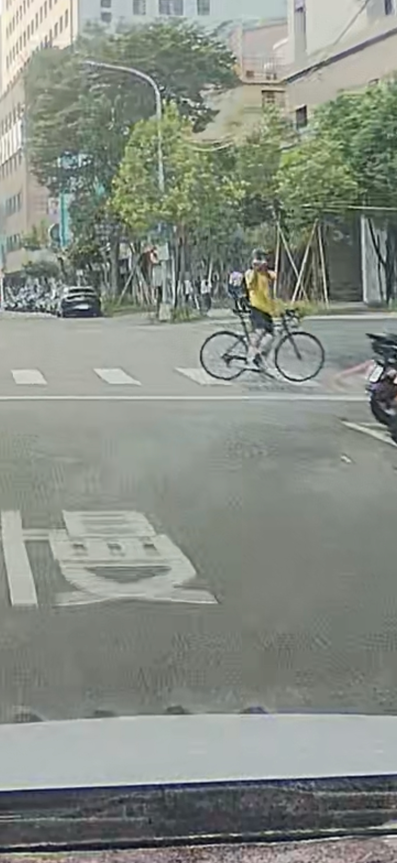 囂張國中生！騎單車闖紅燈遭喇叭示警 竟當街停車比中指嗆聲
