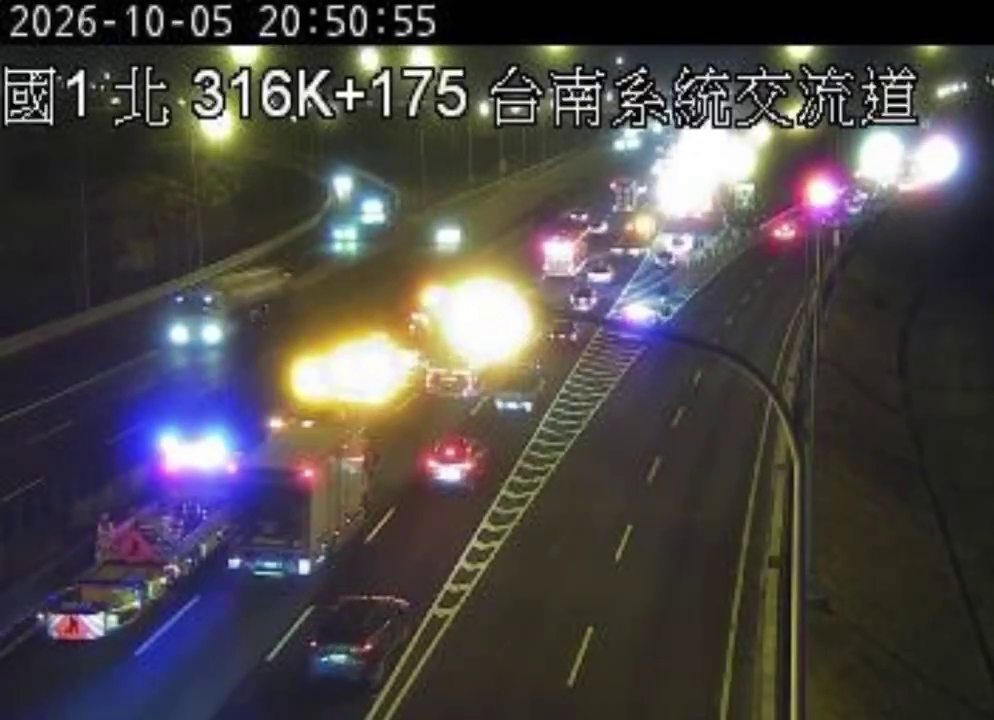 快訊／國1北316km事故！掉落物散滿地...多車受損卡路肩　後方車流回堵