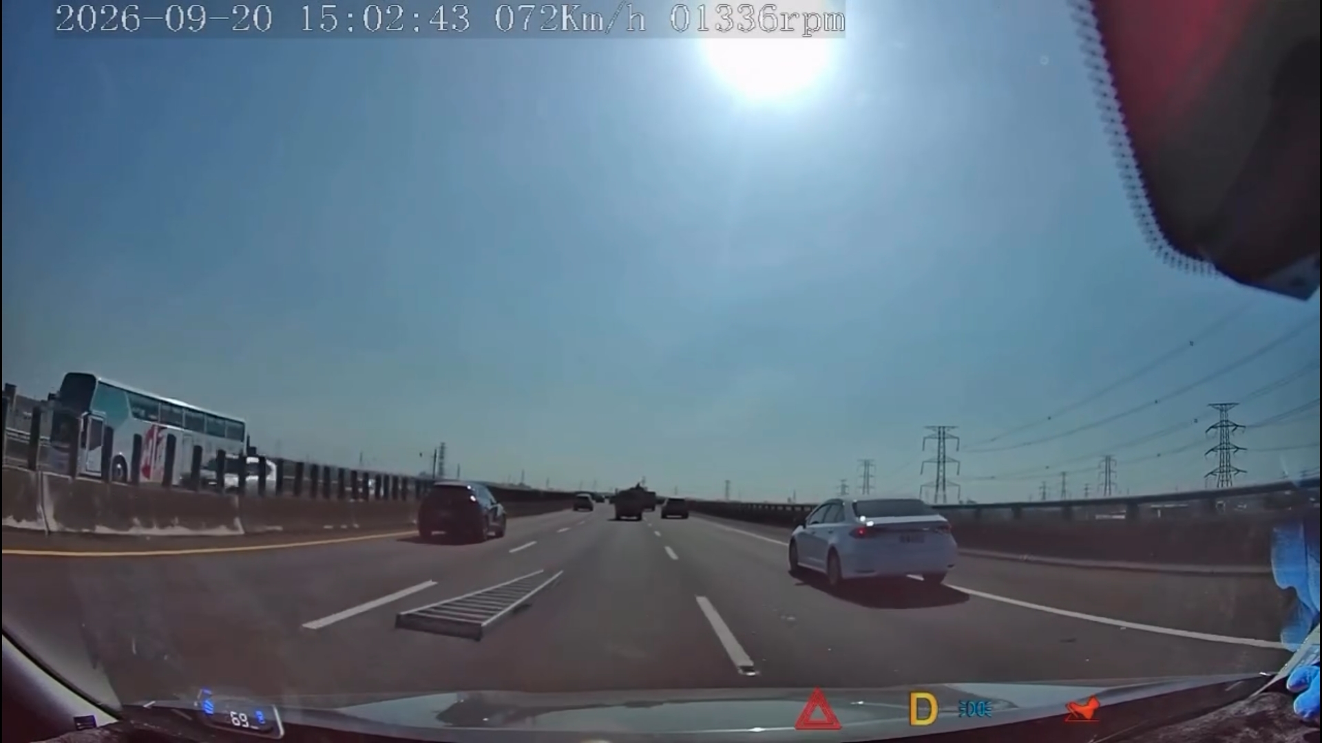國3驚魂！鋁梯突掉落車道　駕駛直呼「嚇一個大的」警方要開罰