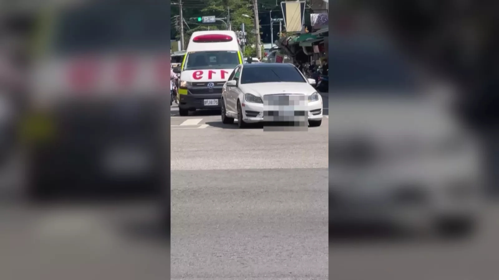 台中白色轎車疑擋道鳴笛救護車 救護員指強行切出禮讓恐釀車禍