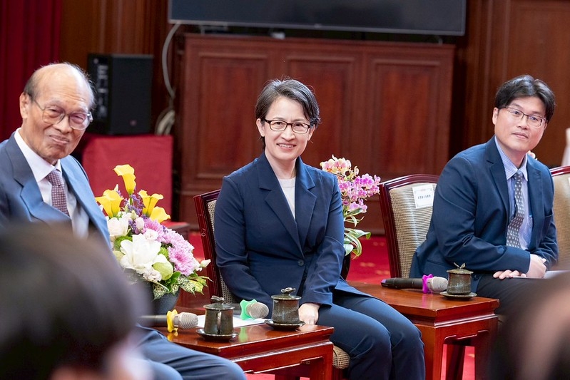 青年科研力爆發！蕭美琴副總統接見崇越論文得獎者　強調以AI與科技應用主題為全球性問題尋找新方案