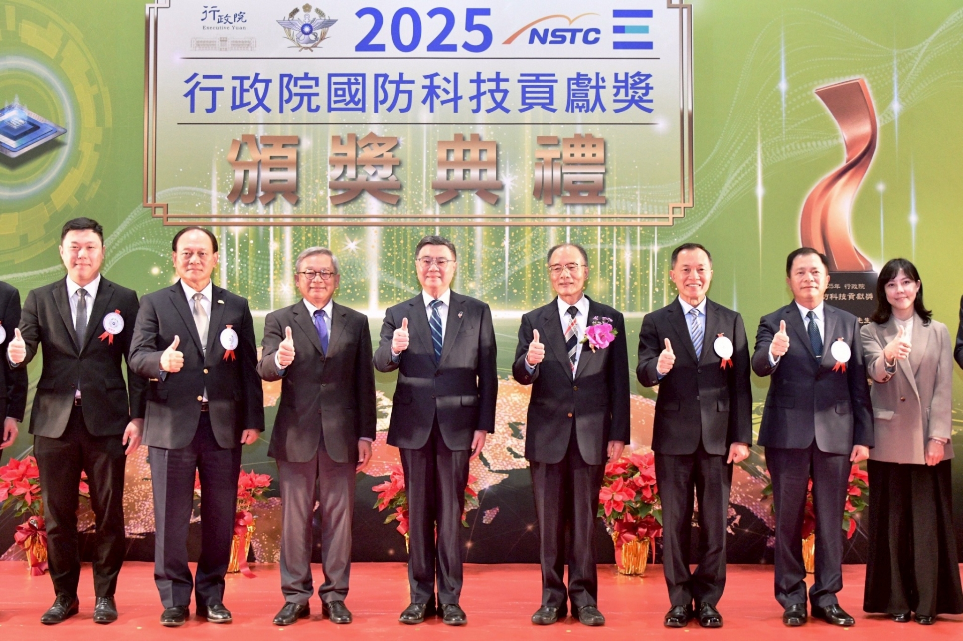 行政院長卓榮泰頒發行政院國防科技貢獻獎　再籲儘速通過國防特別條例  鞏固國防自主安全