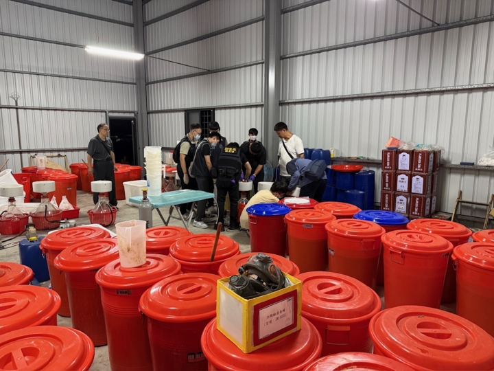 專車接送製毒！調查局在臺南市獨棟違章鐵皮屋破獲大型安非他命製毒工廠　3嫌遭起訴