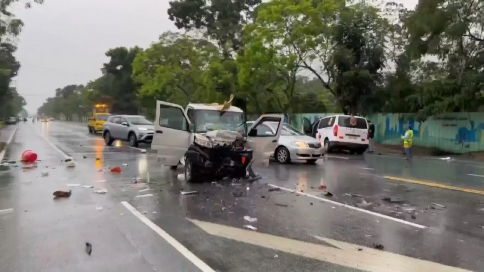花蓮無病患救護車雨天鳴笛行駛 衝對向撞2車釀1死4傷