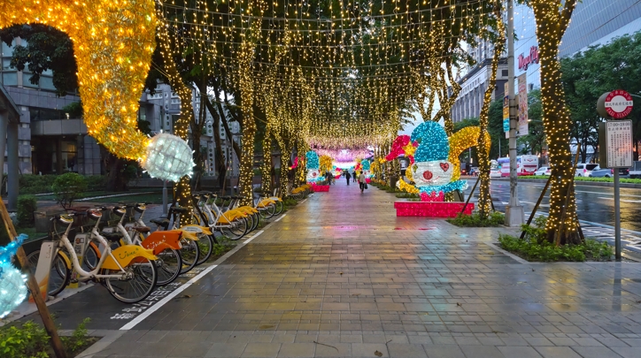新北市府廣場周邊人行道翻新完工 歡樂耶誕城增添城市亮點，步行環境大升級
