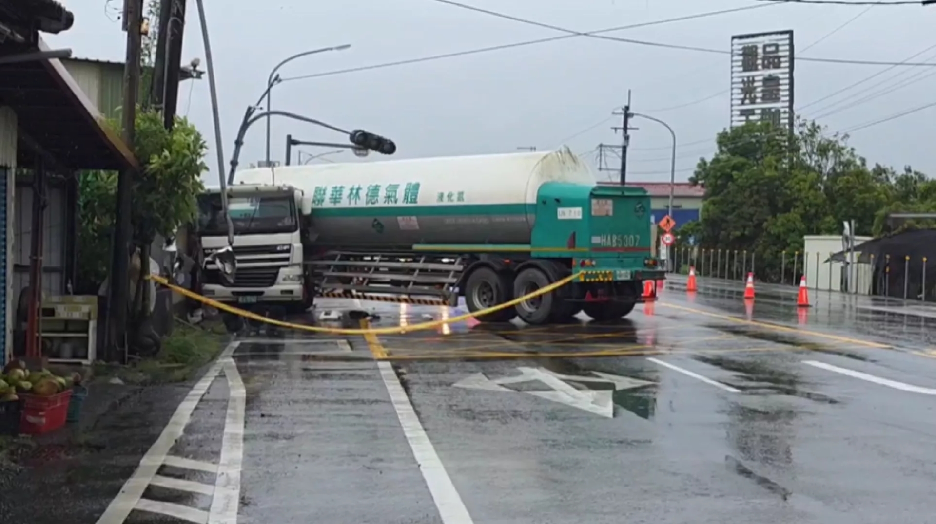 巴威颱風為嘉義山區帶來豪雨 鹿草鄉曳引車打滑撞上號誌桿