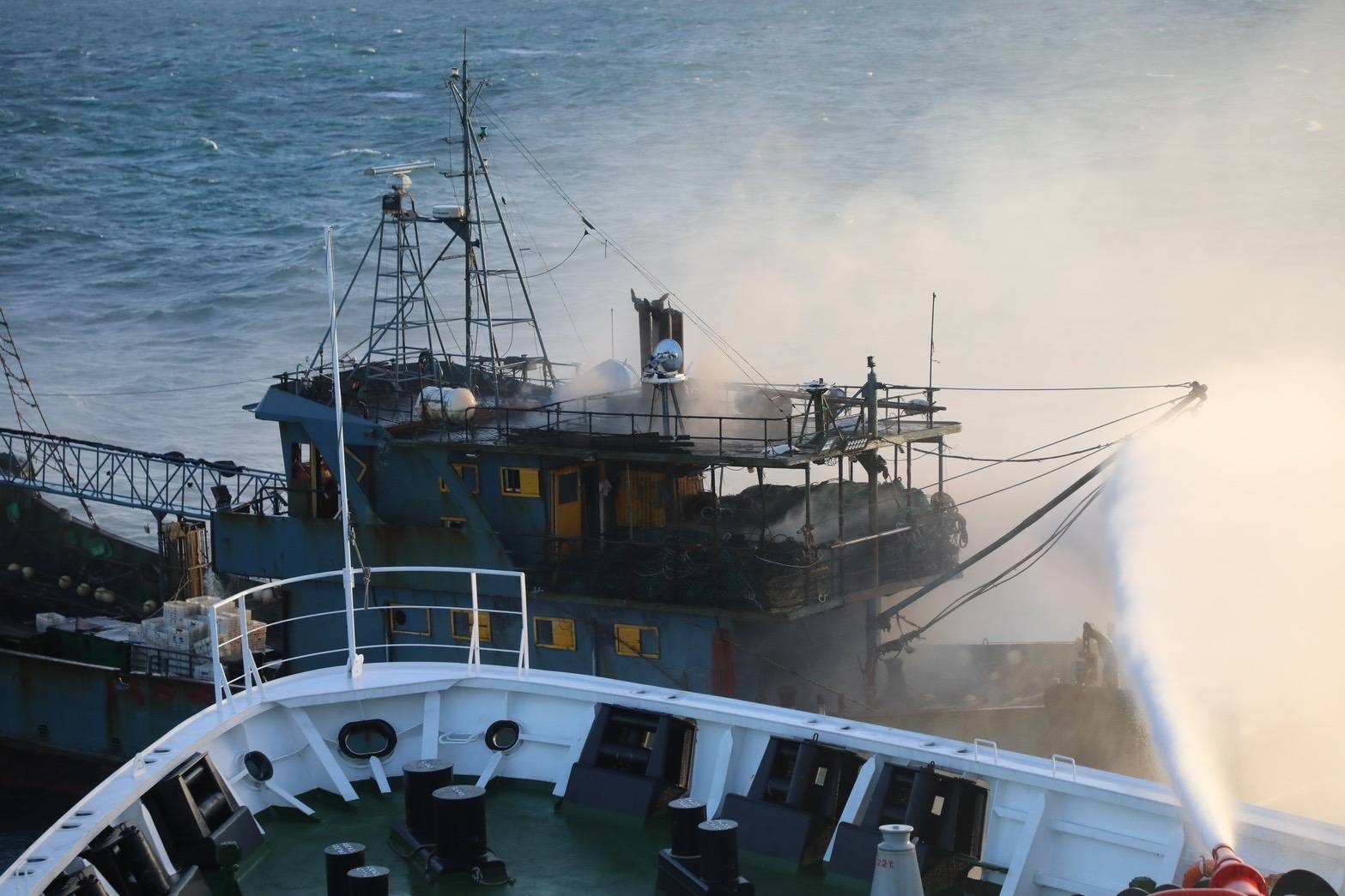 中國戰備警巡期間漁船失火，海巡署新竹艦迅速救援15名陸籍船員