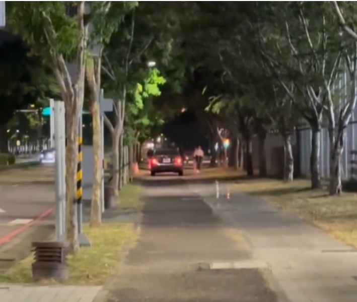 人行道當車道開！台中市區驚見汽車逼退行人 網友酸：練習 500 障礙？