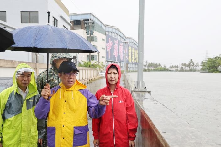 米克拉挾豪雨狂炸臺南6小時！臺南市長黃偉哲冒雨視察仁德抽水站三爺溪水位　陳亭妃盼立院速通治水預算