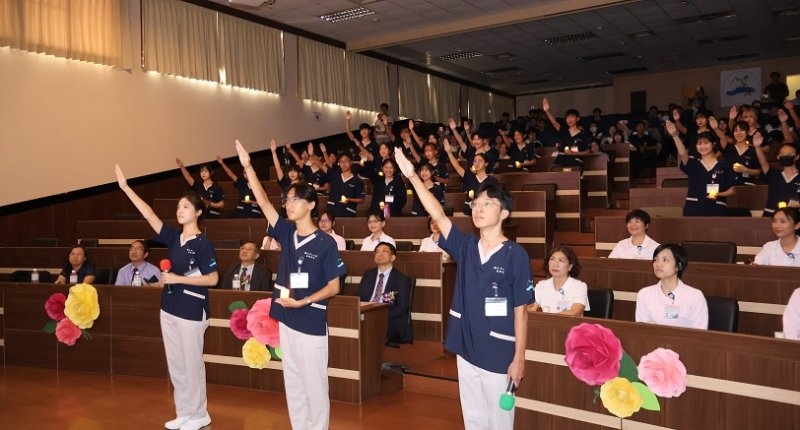 中山大學護理系辦首屆加冠禮 全台首創中英台三語宣誓