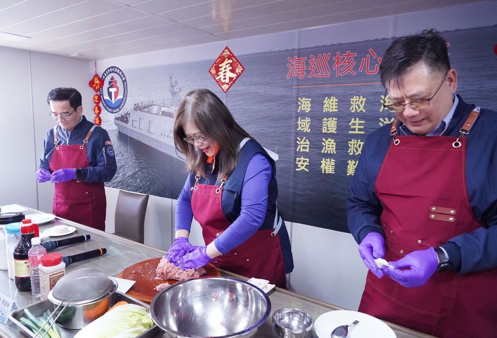 連三年親手下廚作圍爐年菜  管碧玲主委春節親手慰勞海巡基層同仁  肯定全年辛勤堅守崗位守護國家的付出