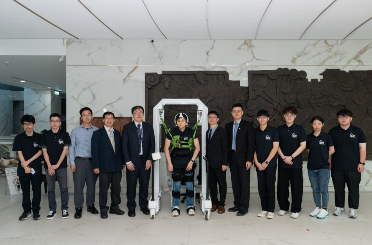 HopeStride全球首創AI步行復健機器人，實現從想走到能走的主動式康復革命，引領智慧醫療與高齡化復健新趨勢