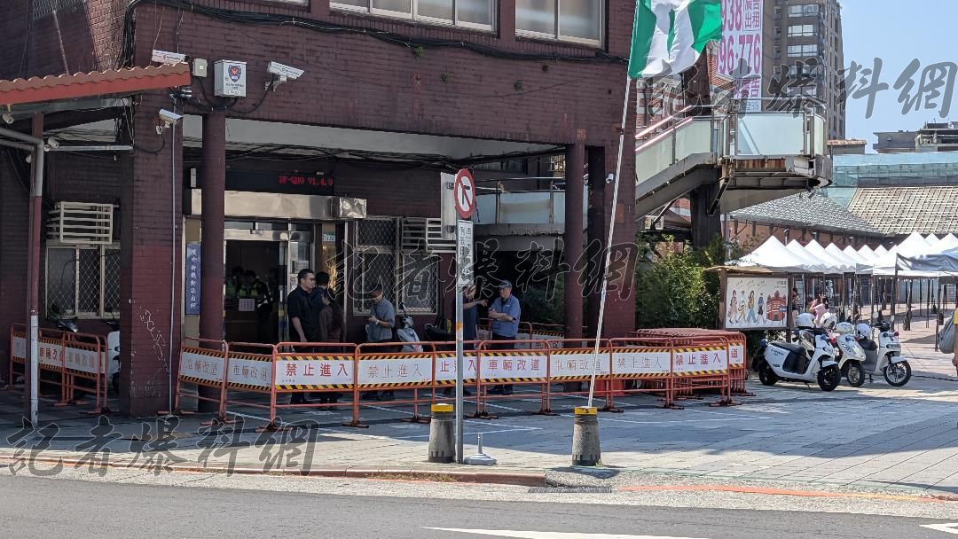 西門同志酒吧遭查緝引發執法爭議 網號召抗議警急架拒馬戒備