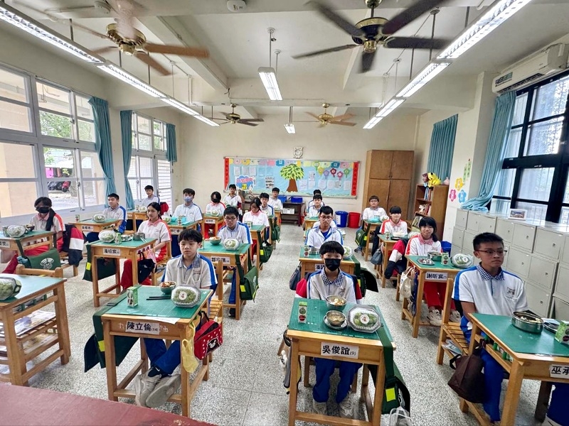 苗栗三灣國中營養午餐中秋加碼 師生每人一盒麝香葡萄直呼幸福