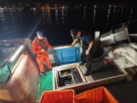 高雄港區深夜驚現走私菸品！海巡突擊查獲屏東漁船藏163箱未稅菸　市價逾600萬元全數扣押