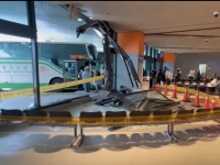 撞擊畫面曝光！長庚醫院交通車撞進轉運站　碎玻璃濺飛兩民眾受傷