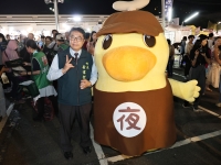 暑假最後一波！黃偉哲市長攜手夜奇鴨快閃大東夜市和大東東夜市，現場發放限量50元夜市券嗨翻全場