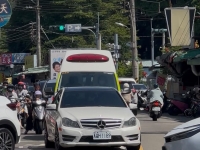 台中中清路口白色賓士車無視救護車在後 堅持等綠燈 網友氣炸怒批：音樂開太大？