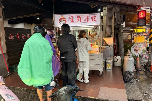 高雄新興區人氣炸雞選擇 堅持新鮮現炸鎖住鮮甜肉汁 下班聚餐或家庭加菜都方便