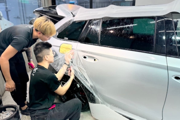 汽車包膜技師嚴重缺工　專業技師供不應求，月薪上看10萬元成產業新常態