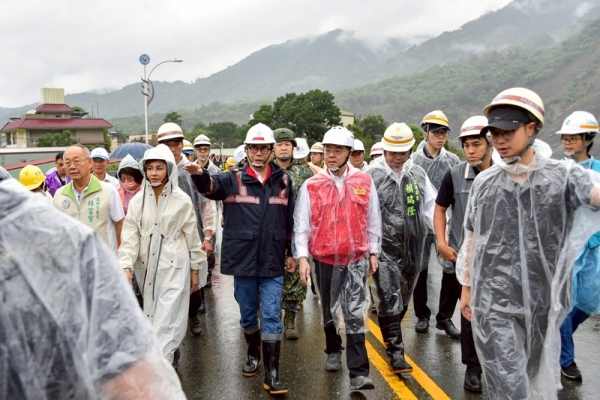 卓榮泰南下高雄六龜　台20線、台29線全力搶通　0728豪雨將納入丹娜絲特別條例