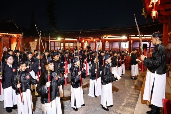 台南孔廟秋祭大典首度取消「拔牛毛」，改贈文具傳承祭孔精神