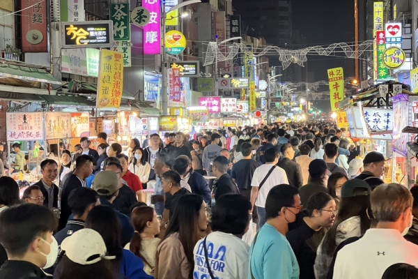 高雄六合夜市人潮爆發！攤商讚演唱會帶動業績翻倍　高雄市府打造觀光商機助力夜市與商圈繁榮