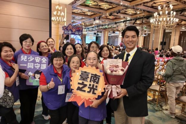 全國績優志工團隊揭曉！臺南市家防中心志工隊獲肯定，黃偉哲市長獻花表揚志工在防暴與性平教育貢獻