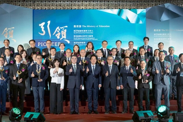 賴清德總統頒發國家講座主持人獎與國家產學大師獎　肯定學者卓越貢獻並以高教投資培育頂尖人才提升臺灣競爭力