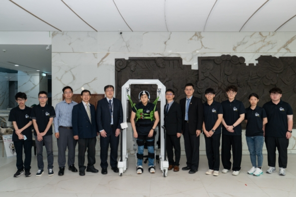 HopeStride全球首創AI步行復健機器人，實現從想走到能走的主動式康復革命，引領智慧醫療與高齡化復健新趨勢