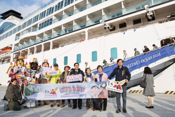 臺南市長黃偉哲迎接國際豪華觀光郵輪海洋富士號抵達安平港，親自迎旅客贈禮推廣臺南觀光