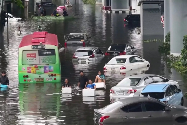 曼谷連日暴雨住宅區水淹及胸 民怨事前未接獲防災預警