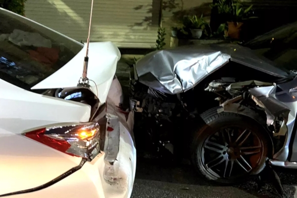 台南車輛失控衝撞前車 行人遭波及撞飛倒地