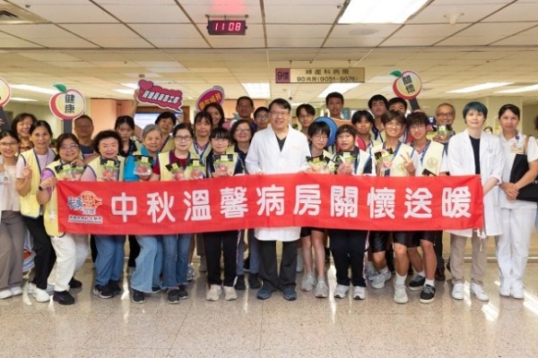 高雄長庚攜手文山高中推「蘋安送暖」 跨世代志工傳遞中秋祝福