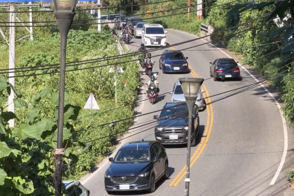 觀音瀑布重新開放入園迎車潮 造成台14線回堵嚴重影響居民