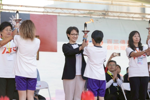 南大附小130週年超盛大！蕭美琴副總統感動回母校　站回升旗台勉勵學童勇敢成長