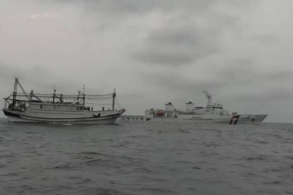 海巡署雙艦執行搜救　成功接駁漁工持續擴搜失聯船長