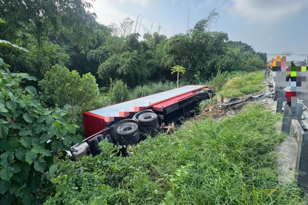 國1斗南段驚險事故！半聯結車疑爆胎失控　撞護欄翻落邊坡
