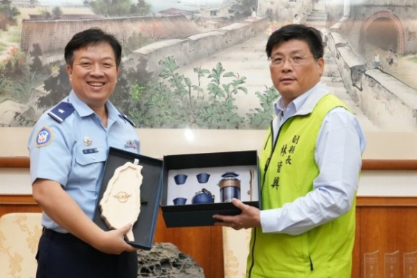 空軍第一聯隊聯隊長拜會縣府  林皆興感謝官兵守護領空