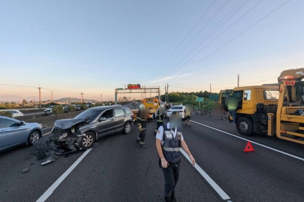國1高雄高科路段5車連環撞！疑未保持安全距離釀禍　1人擦傷
