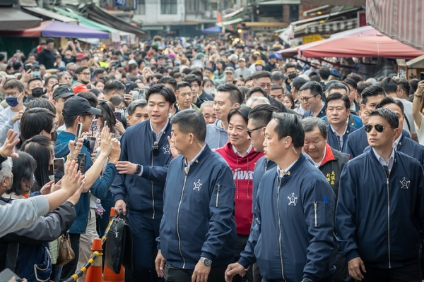 賴清德總統走春走訪桃竹苗廟宇發放福袋　強調以經濟實力厚植國防安全、強化社福照顧