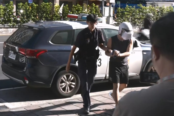 新北女童遭掛羞辱字眼紙牌遊街 父涉違反保護令遭逮聲押