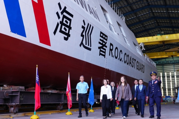 海巡署安平級巡防艦最終艘「東港艦」命名下水　東部海巡守護海疆再添新戰力