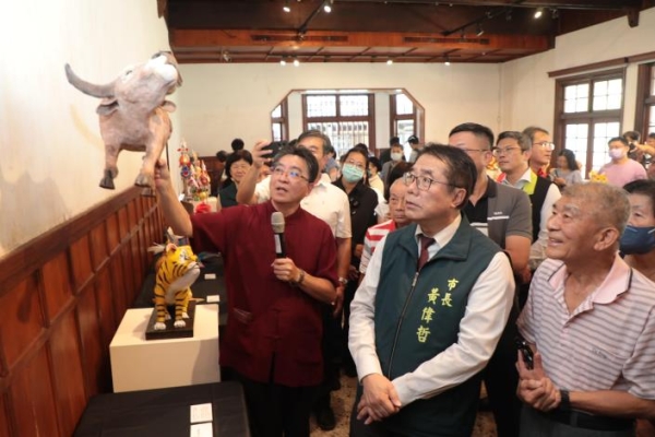 「海．人與土地－糊紙傳承創新特展」愛國婦人會館登場 黃偉哲市長見證工藝傳承與公益善舉
