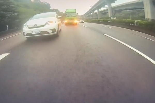 驚險畫面曝！國1北上泰山貨櫃車失控事故　小客車變換車道後險象環生