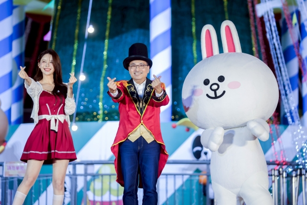 新北市長侯友宜化身馬戲團長！LINE FRIENDS＋李雅英合體點燈　2025新北歡樂耶誕城人潮暴動