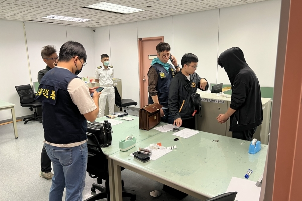 桃園海巡攔截毒糖企圖闖國門　運毒旅客依法起訴，海關聯手查緝全程曝光