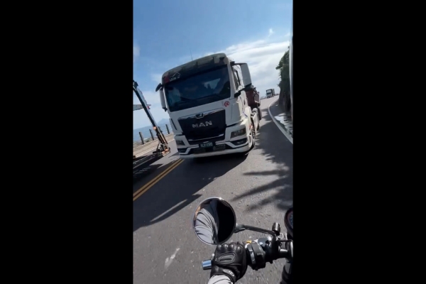 龜山島海岸公路驚魂！砂石車過彎跨雙黃線逆向 公司道歉開除駕駛