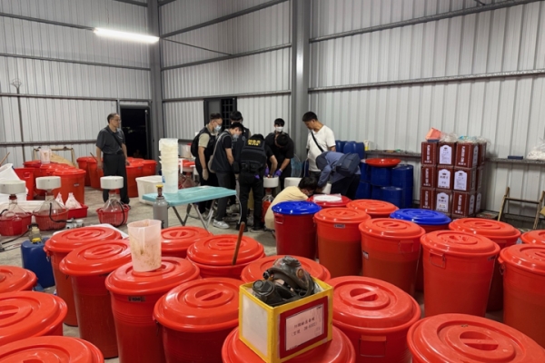 專車接送製毒！調查局在臺南市獨棟違章鐵皮屋破獲大型安非他命製毒工廠　3嫌遭起訴