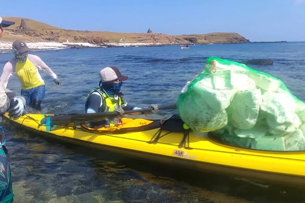 澎湖志工克服地形限制 划獨木舟清理西吉嶼海廢